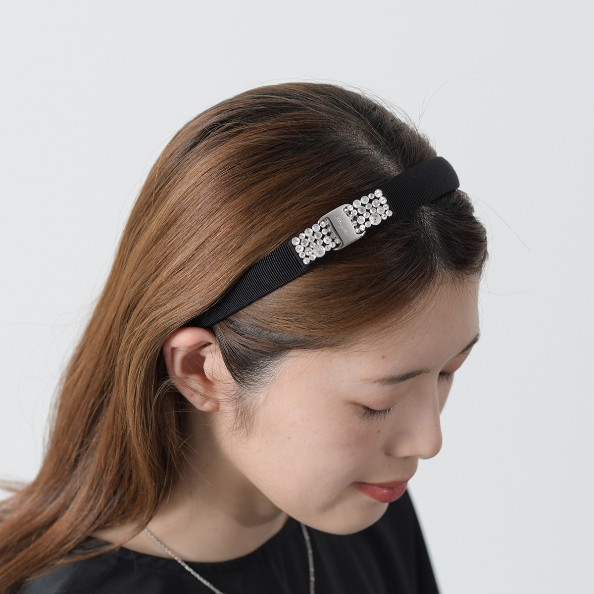 ヴァラ クリスタル リボンカチューシャ 347581 レディース 713034 BLACK ブラック ロゴ エレガント シンプル