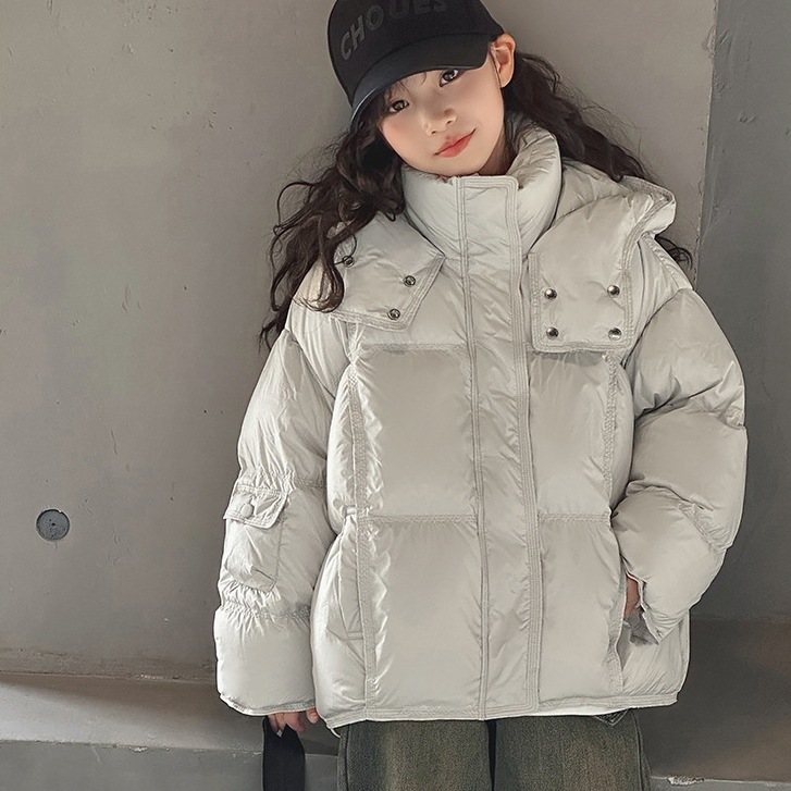女の子のダウンジャケット冬服新型子供の洋風90白アヒルの羽毛の女性の子供の冬の短い丈の厚い綿入れのコート