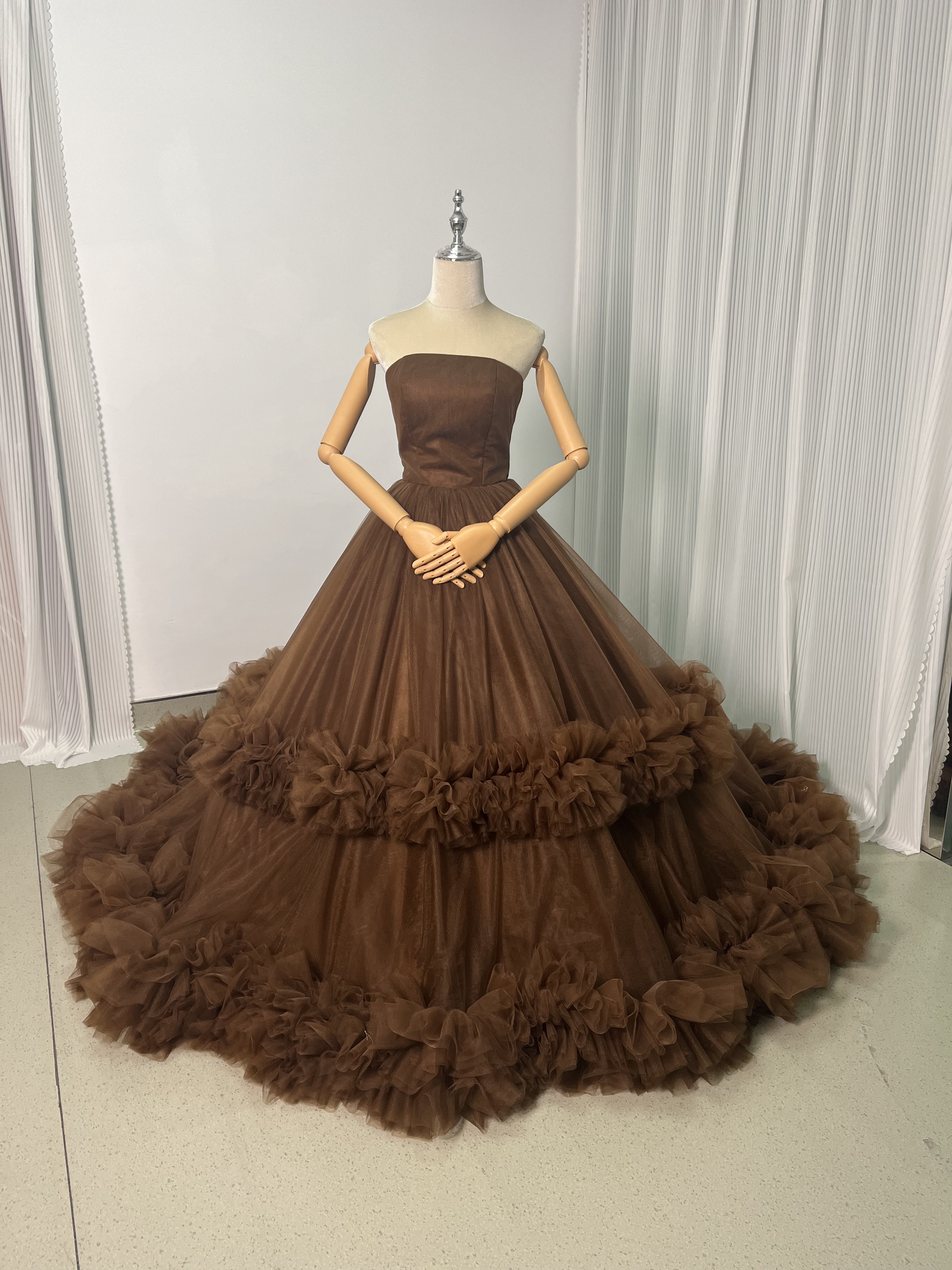 豪華！カラードレス コーヒーの色 ベアトップ ラッフルフリル フレアスカート 披露宴