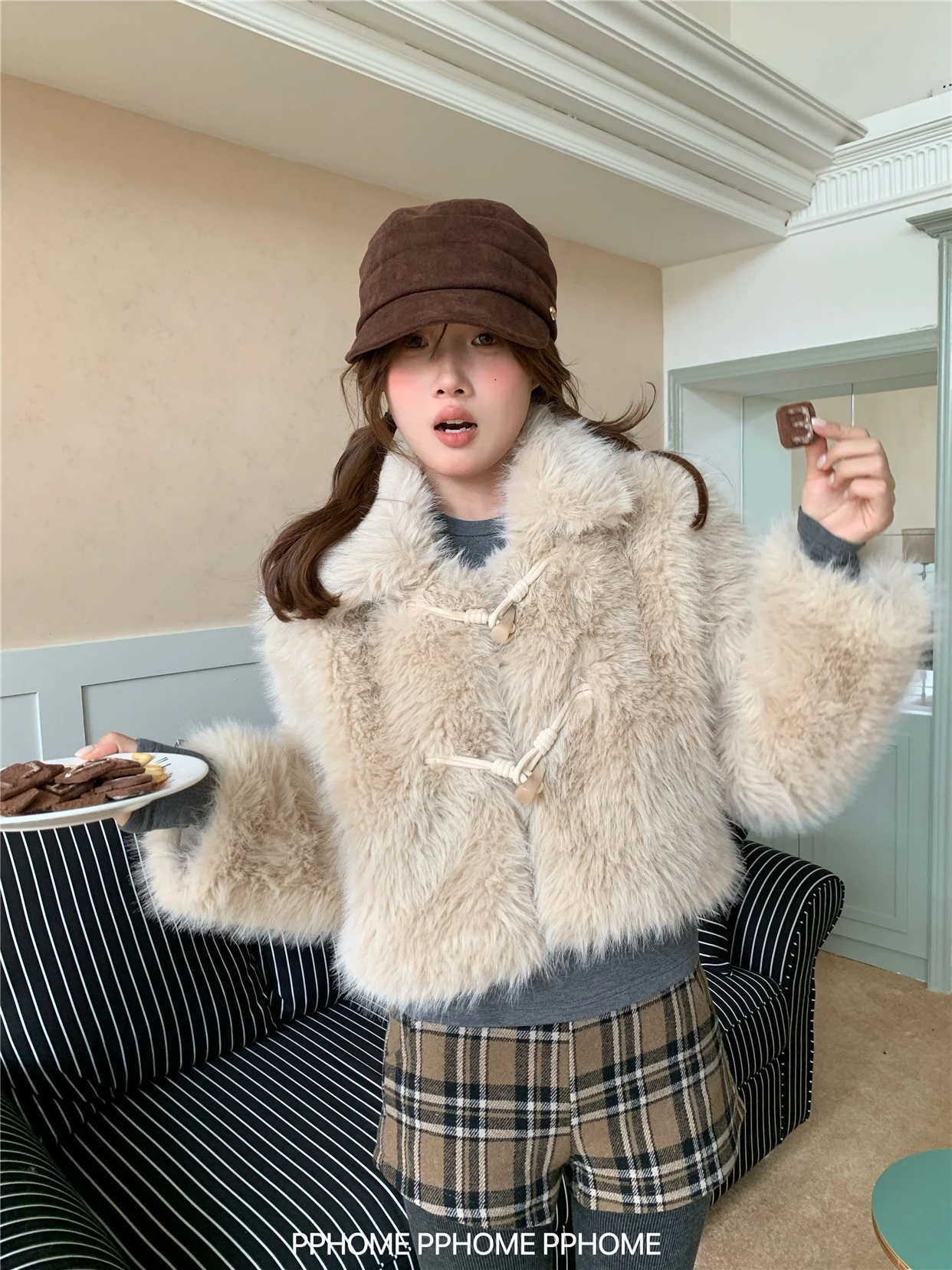 【限定販売】2026 秋冬 ショート丈ダッフル調アウター あったか 襟付き ファージャケット厚手防寒 暖かい羽織る レトロ かわいい フェイクムートン長袖裏起毛サイズシルエット韓国ファッションアップレ