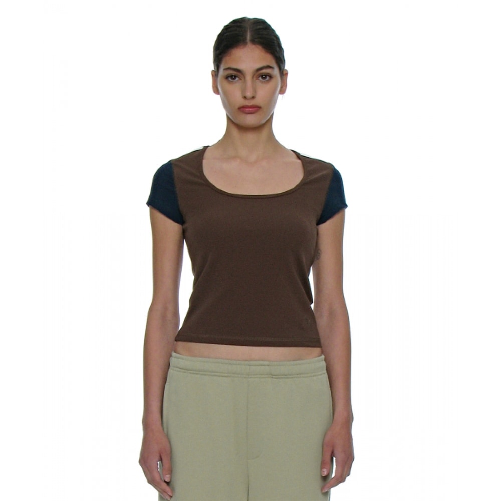 PARTIMENTO 女性用カットアウトスクープネックショートスリーブ Tシャツ_ブラウン
