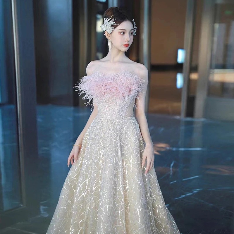 ピンクのフェザーオフショルダーイブニングドレス新しい高級スタイル婚約結婚式乾杯誕生日パーティー冬に最適です