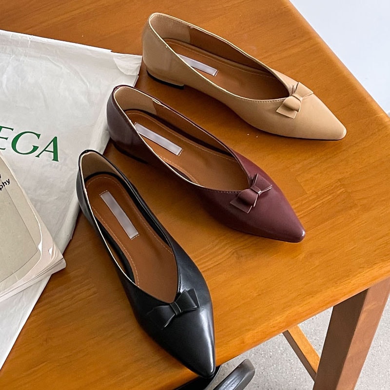 3color 女性らしい, エレガントな雰囲気の プチリボン付き 無地 ポインテッドトゥ ローヒール デイリーパンプス．リボン付きパンプス