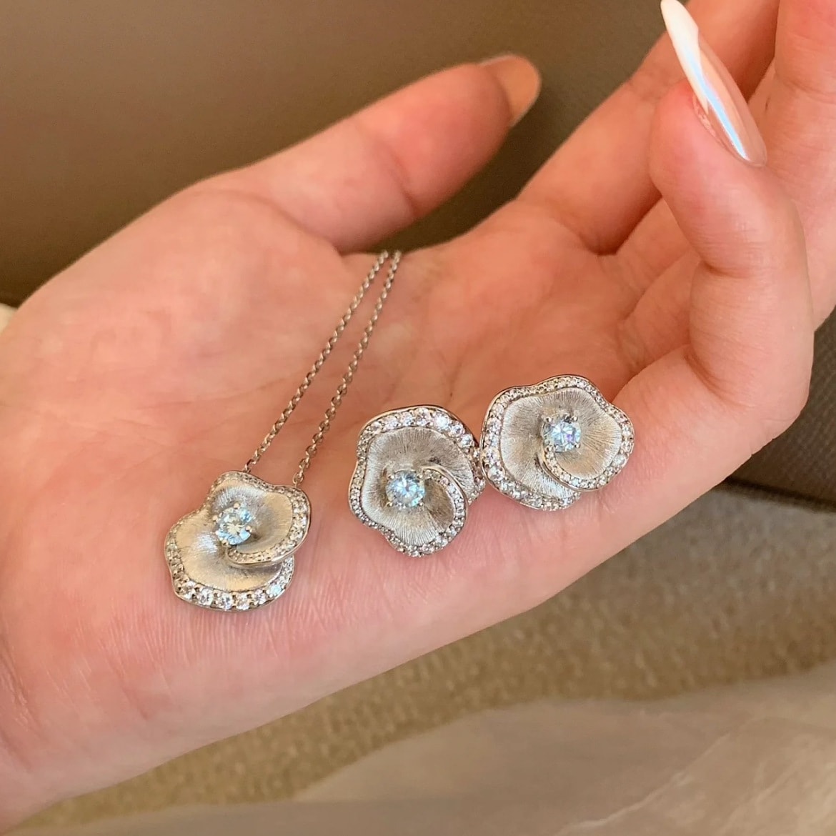 S925シルバー製の「ブルーシャドウベゴニア」ネックレスベゴニアの花をモチーフにしたデザインでブラッシュ仕上げがエレガントさと個性を醸し出します美しいイヤリングも付属します