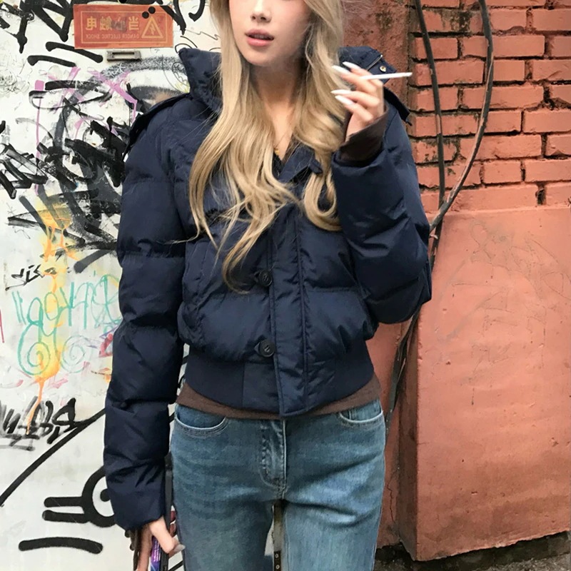 レディース 2025年冬新作ショートダウンジャケット（ネイビーブルーのフード付きファーカラーホワイトダックダウン90%）