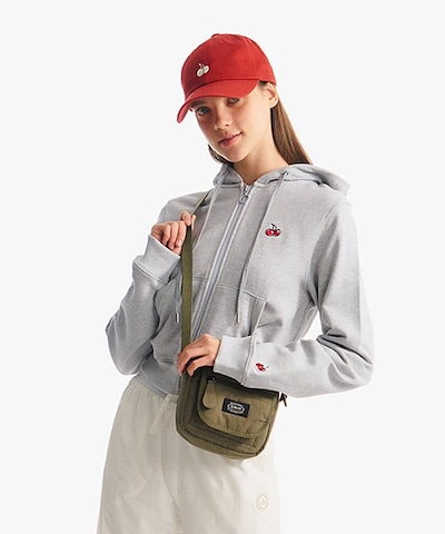KIRSH スモール チェリー クロップド フード ジップアップ サル KIRSH（キルシー）の「KIRSH SMALL CHERRY SHORT HOODIE ZIP UP