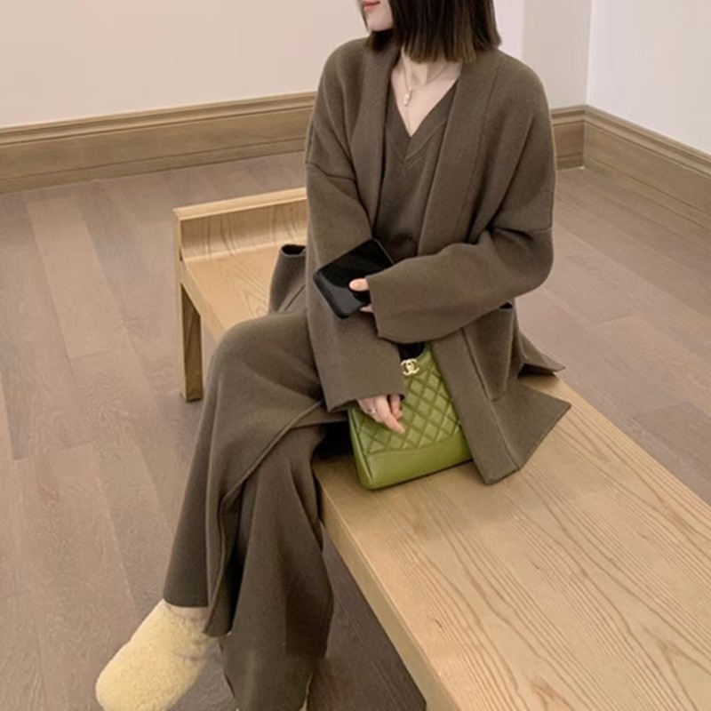 秋冬のおしゃれニットスーツ婦人セーターコートVネックレギンスワイドパンツ3点セットセットアップ