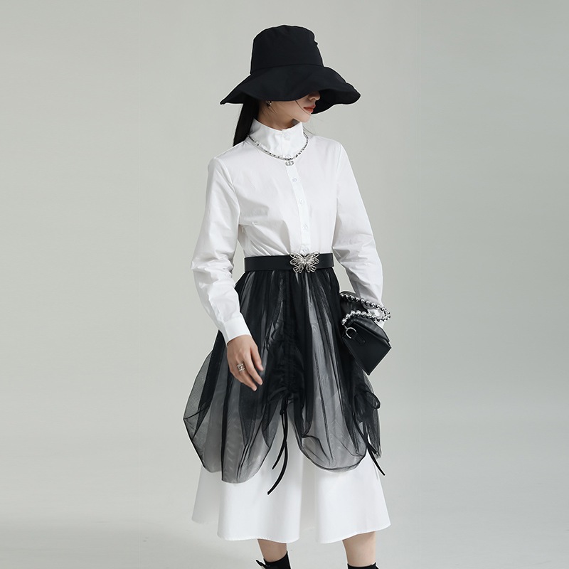 2023春の服のシャツのスカートのデザイン感はネットの糸をつなぎ合わせて色の中の長いワンピースの女性にぶつかった