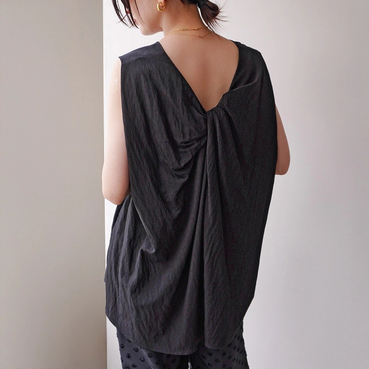 CHIGNON シニヨン ブラウス 1152-193MK レディース ノースリーブ バックツイスト ワッシャー クルーネック バックオープン ブラック 【mega】