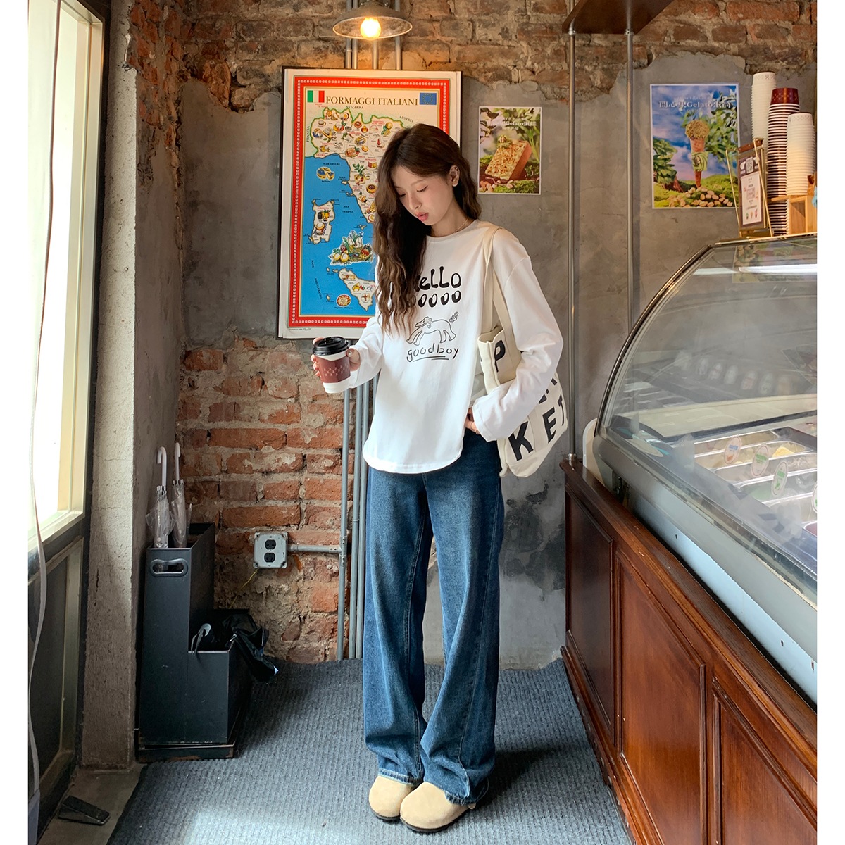 リラックスして履けるゆったりストレートジーンズ2024秋着痩せ万能ワイドパンツ