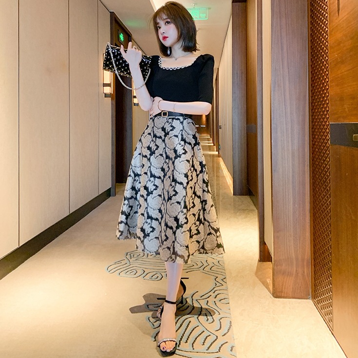 花柄フレアスカート スカート ボトムス フレアスカート 膝丈 ひざ丈 フレア Aライン ハイウエスト かわいい 大人可愛い きれいめ シンプル カジュアル 大人 上品 おしゃれ お洒落 大人可愛い