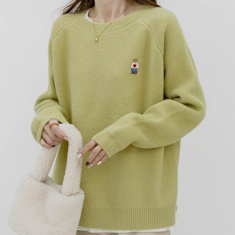 トップス ニット セーター クマちゃん 刺繍 長袖 萌袖 レディース 個性的 シンプル カジュアル グリーン ベージュ くすみ ルーズ ゆる リラックス こなれ感 お出かけ 公園 体型カバー 着痩せ