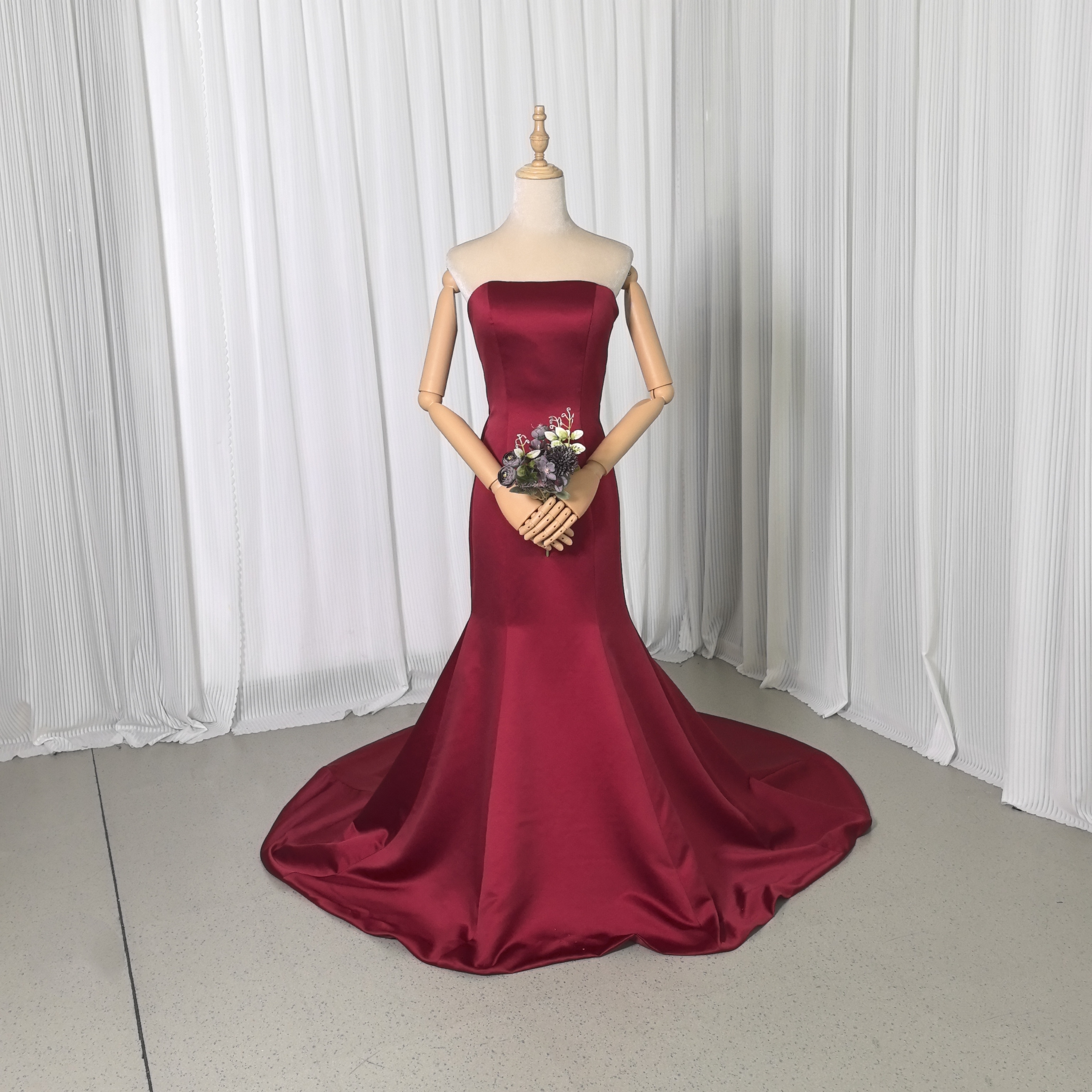 パーティードレス ボルドー色 ベアトップ マーメイドライン 光沢サテン 編み上げ 前撮り