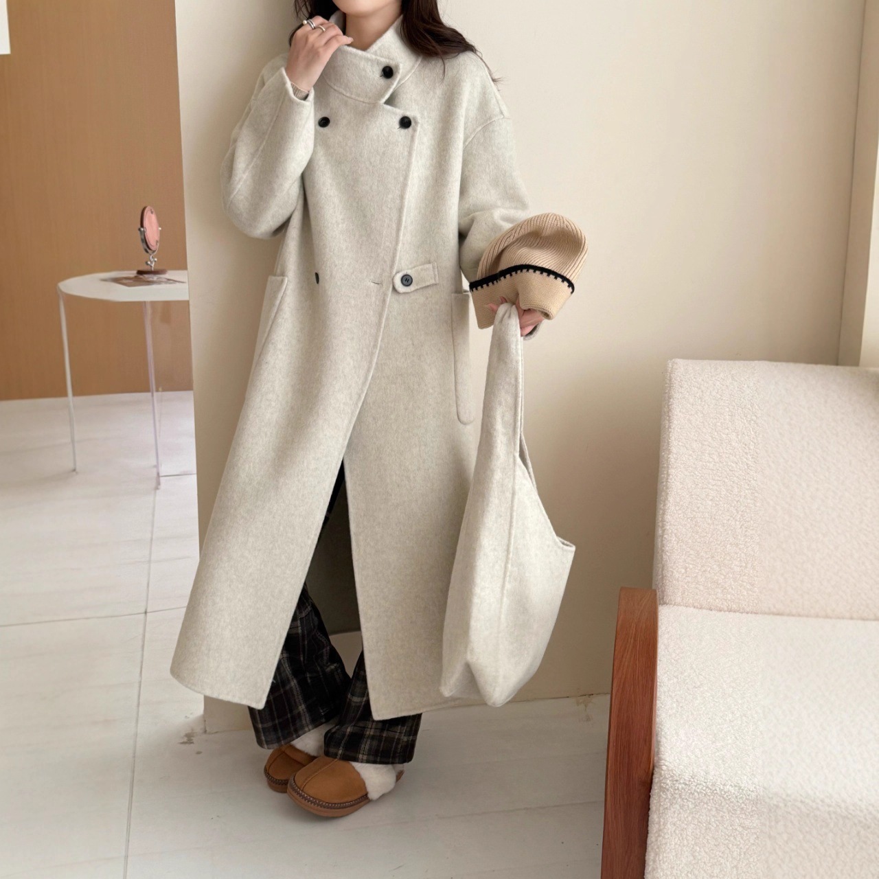 スタンドカラーのダブルフェイスウールコートロング丈で暖かいダブルブレストデザイン厚手でゆったりとしたフィット感秋冬にぴったり韓国風