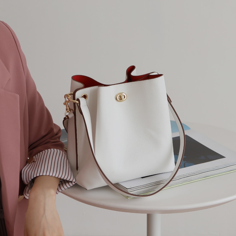 バッグ レディース ショルダーバッグ トートバッグ 韓国 通勤バッグ 2way 斜めがけ 肩がけ スクエア型 ボタン ポケット PU かわいい 大人可愛い きれいめ シンプル カジュアル 大人 上品 5,586円