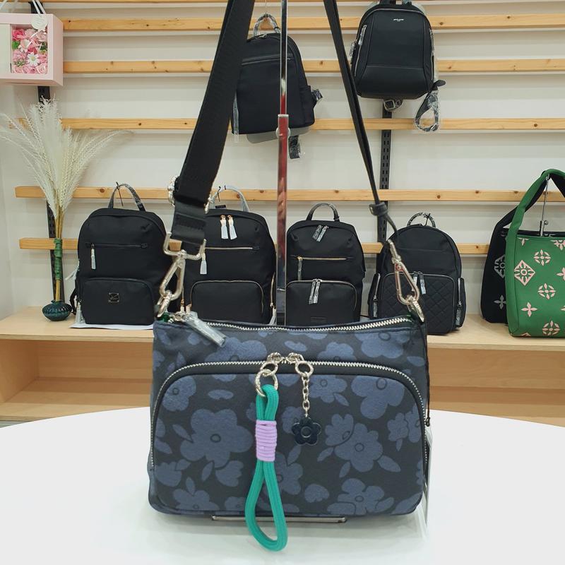 デニム 느낌의 원단에 유니크한 크로스백(26ㅡ18ㅡ10)GN