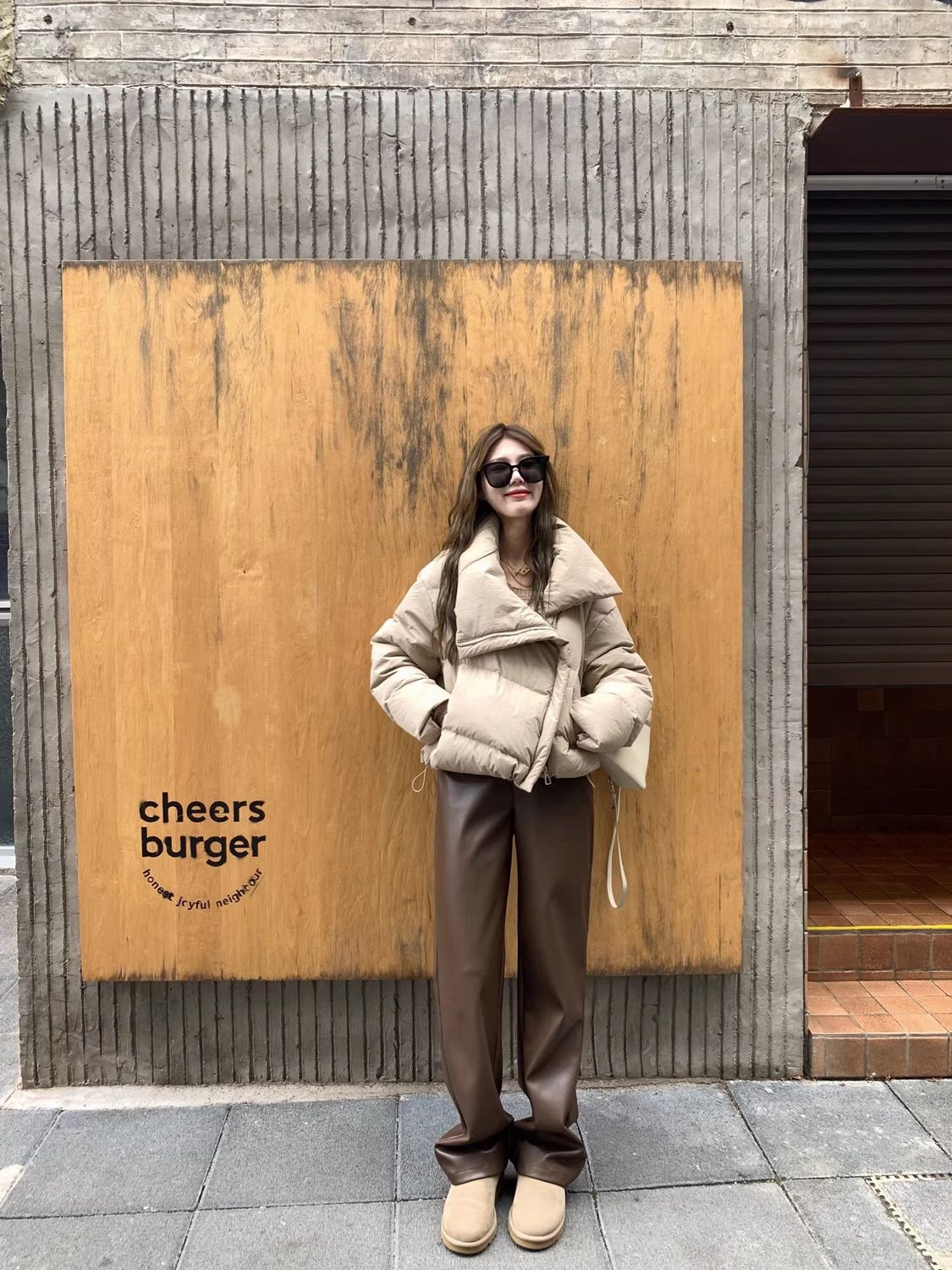 デザイン感が流行しているダウンジャケットの女性は保温性が高くてゆるい短いシンプルな襟巻きパン服のコートを厚くしている