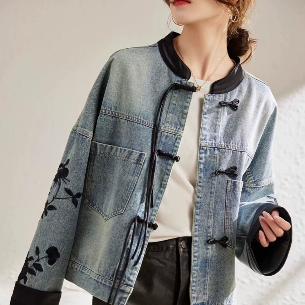 デニムジャケット アウター ノーカラージャケット デニムジャケット チャイナ風デニムジャケット オリエンタル調デニムジャケット ノーカラー 異素材ジャケット レザー 刺繍 デニム ウォッシュデニム 5,023円