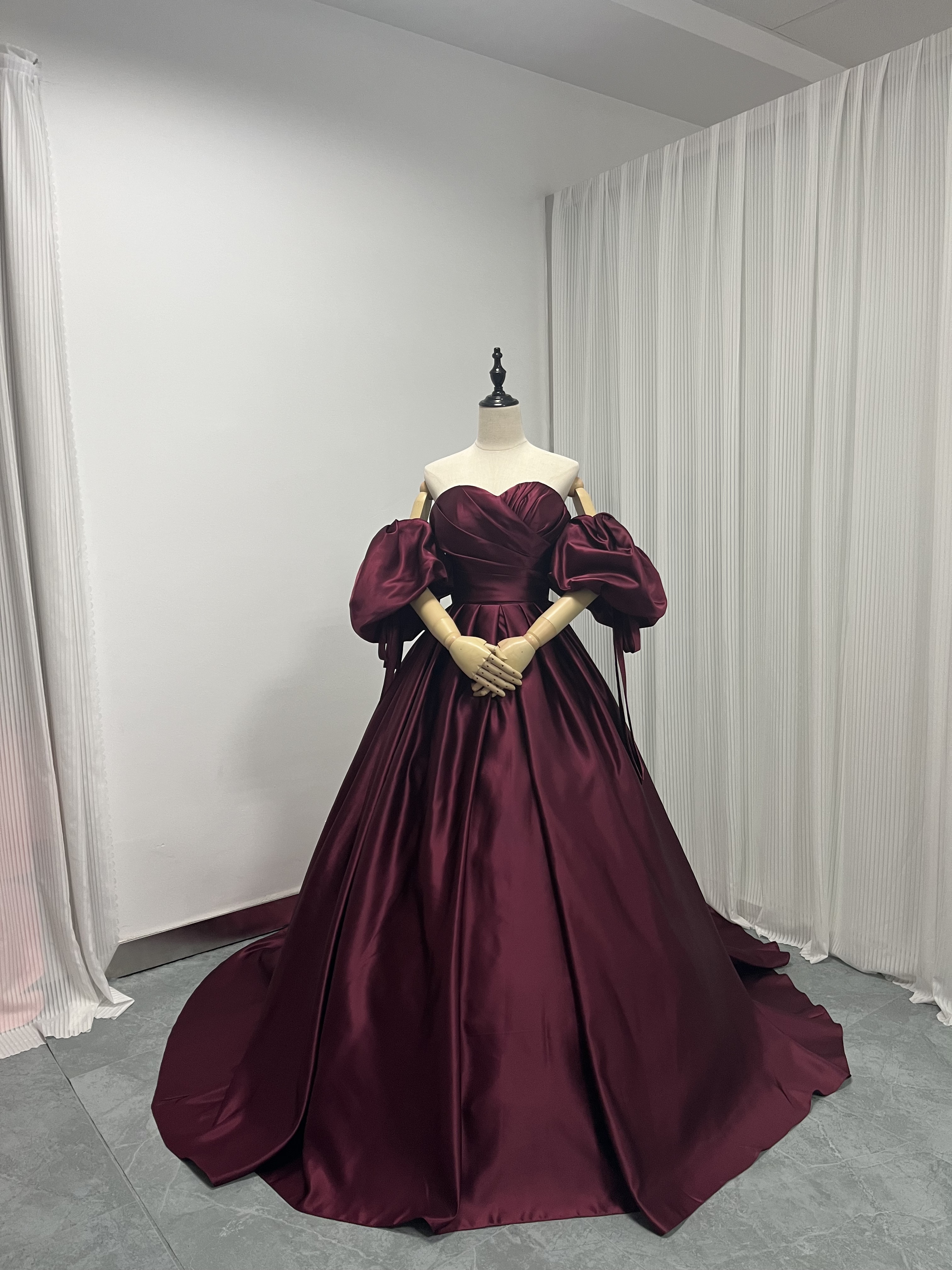 美品!カラードレス ボルドー色 取り外し袖 ファスナー 光沢サテン プリンセスライン 結婚式 前撮り