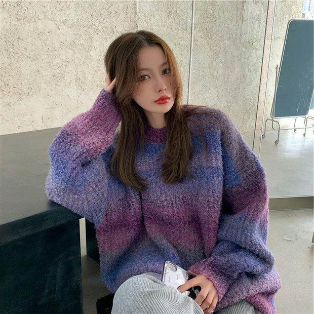 ニット セーター トップス グラデーションカラー 長袖 ゆる ミディアム丈 袖あり ドロップショルダー 萌袖 ラウンドネック 襟なし かわいい カジュアル 上品 こなれ感 ルーズ 存在感 柄 大人可愛