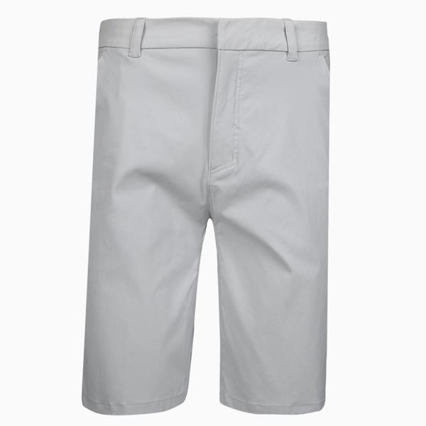 丸みを帯びた快適な男性用ゴルフハーフパンツ ゴルフウェアルック スポーティで上品なスタイル 便利なゴルフウェア ぴったりフィットするTシャツ