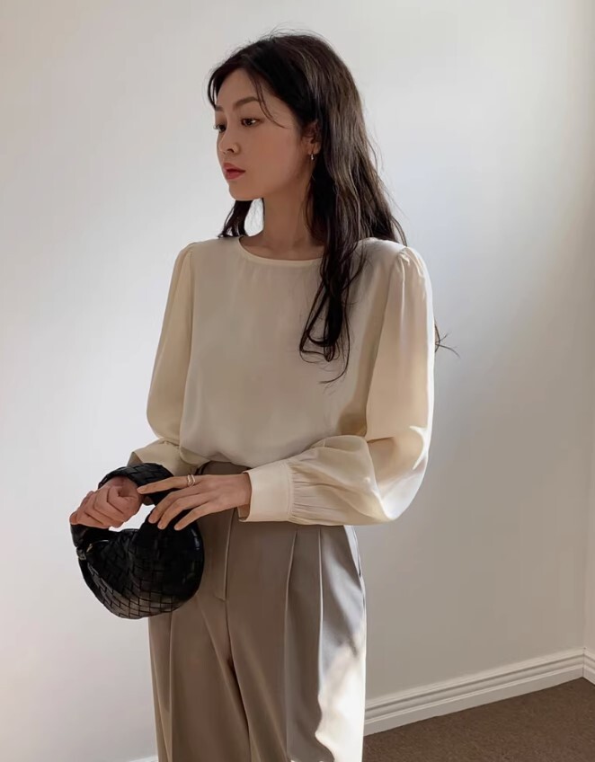 トップス ブラウス 袖あり 長袖 ボリューム袖 ボートネック 襟なし かわいい 大人可愛い きれいめ シンプル カジュアル 大人 上品 おしゃれ お洒落 大人女子 エレガント 主役級 存在感