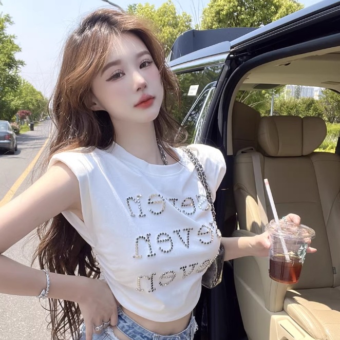 トップス Tシャツ ショート丈 袖なし ノースリーブ ラウンドネック 襟なし スパンコール スリムフィット かわいい 大人可愛い シンプル カジュアル おしゃれ かっこいい こなれ感 ラフ ロゴ 柄