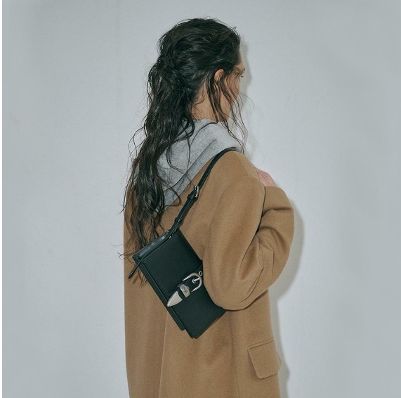 【MARGESHERWOOD】 BELTED FLAP : BLACK PLAIN
