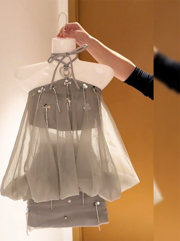 ピュアセクシーな重厚なスタッズチェーン付きメッシュホルターネックトップスとスカートのセットアップ女性用年夏ツーピースセット