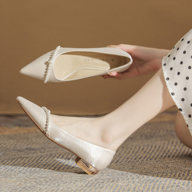 ぺたんこ結婚式靴おしゃれシルキーシューズレディースポインテッドトゥサテンパールフラットキラキラ輝く発表会痛くない華やかパンプス脚甲浅パーティー歩きやすい披露宴謝会お呼ばれフラット