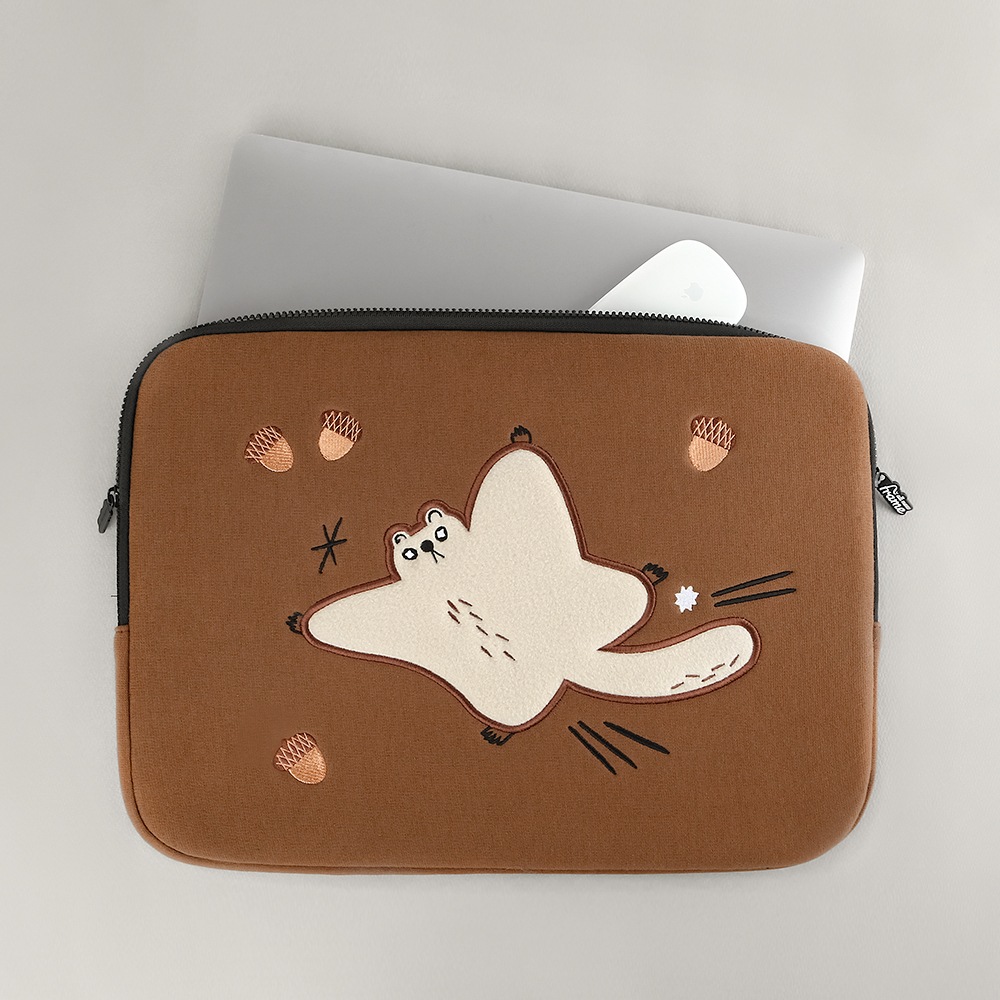 刺繍ポケットラップトップポーチ空を飛ぶリス