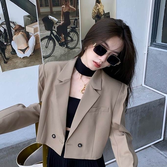 ジャケット レディース テーラード スーツ 個性的 長袖 襟付き ショート丈 バックコンシャス デザインカット 無地 黒 ベージュ S M 春 秋 カジュアル 大人可愛い セクシー フェミニン おしゃ