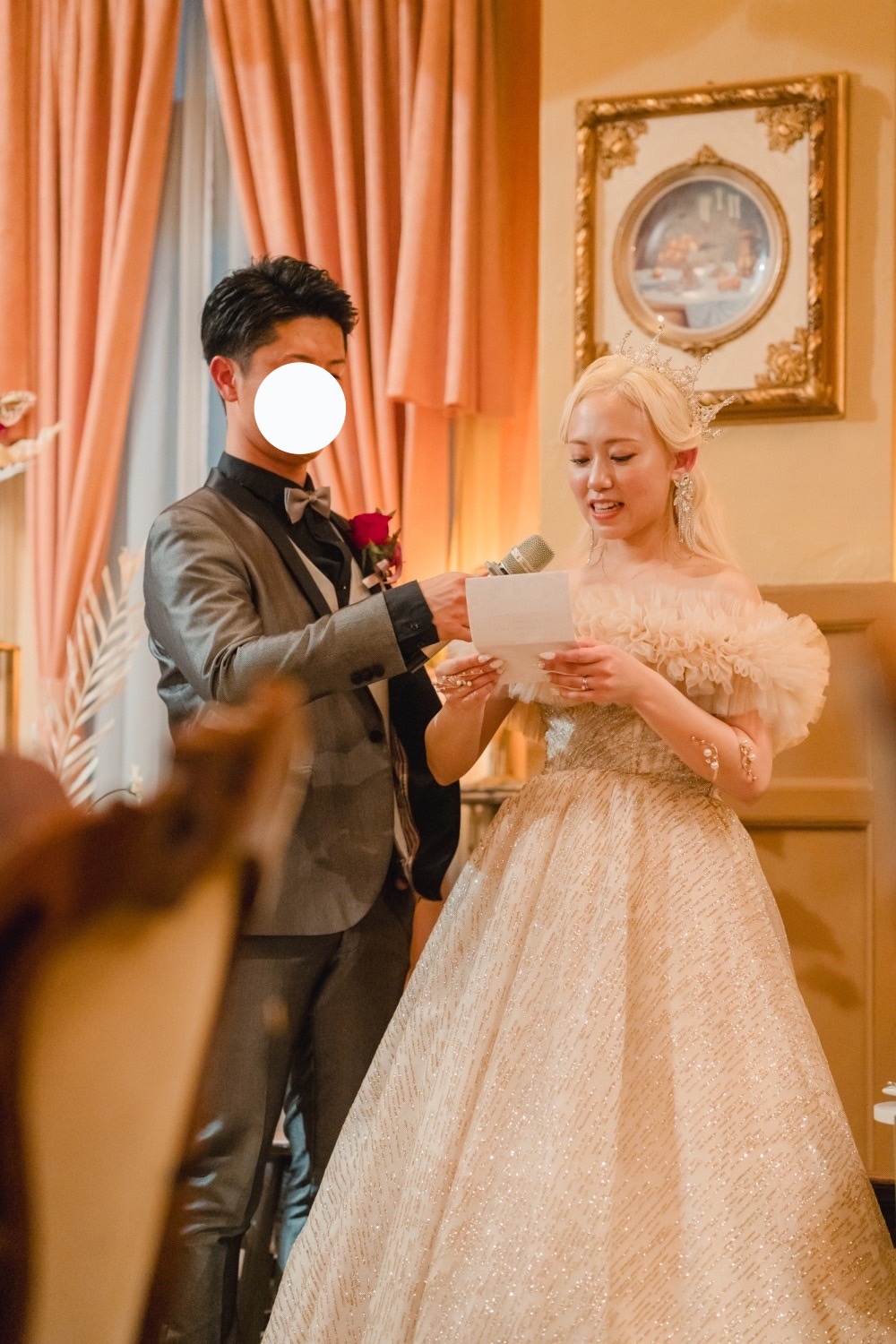 実例写真！ カラードレス シャンパン色 結婚式 編み上げ オフショルダー トレーン グリッタードレス