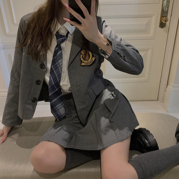 韓国のスーツのネクタイのスーツのバッジの制服の学院の風の小さいスーツのコートのプリーツのスカートのシ