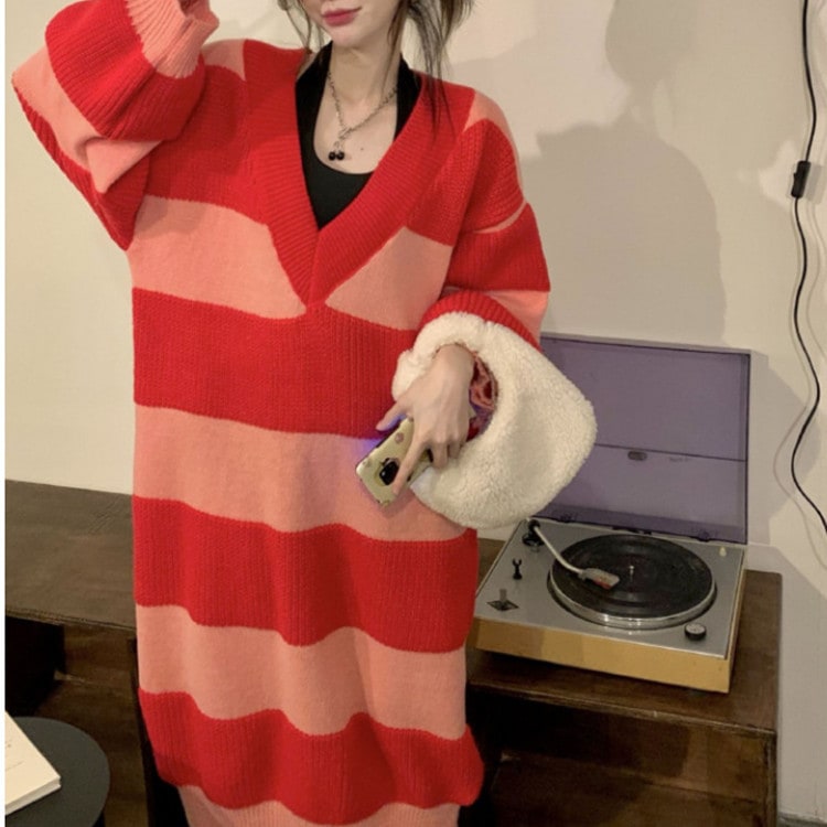 怠惰な風の深いv縞のニットワンピース女性秋冬のゆるい中の長いタイプの膝を越えたセーターのロングスカー