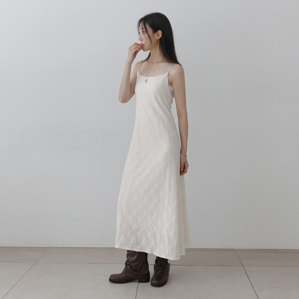 アミオパンチングスリーブレスロングワンピース