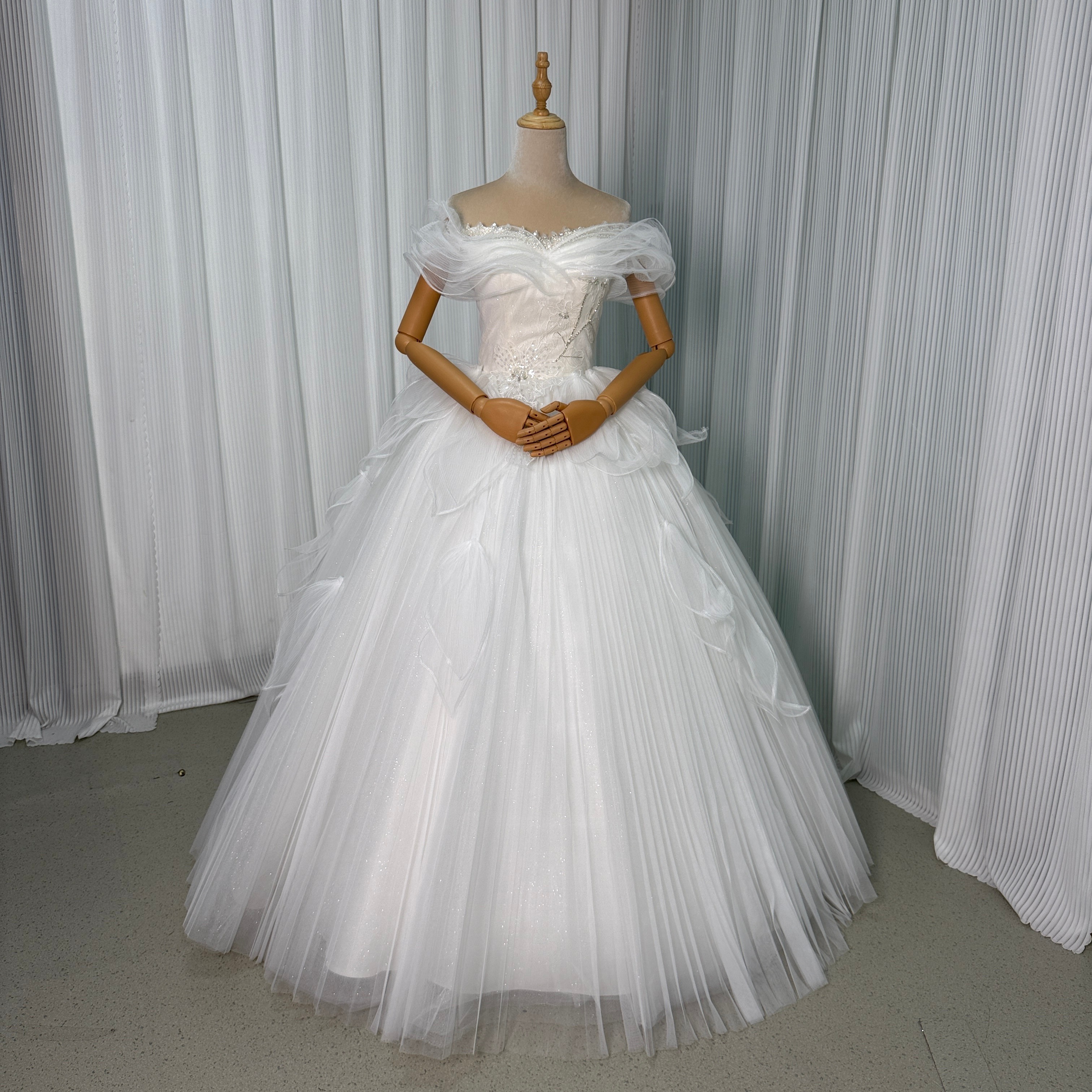 人気上昇！ ウエディングドレス ホワイト オフショルダー 編み上げ キラキラグリッターチュール ビジュー ロング 披露宴/結婚式