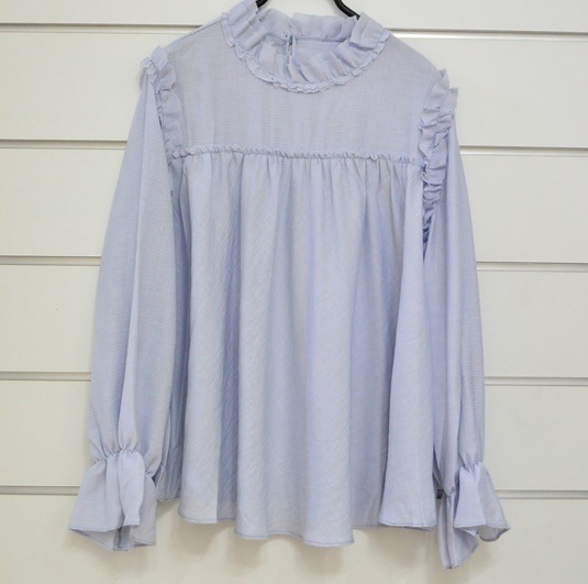 K107.スタンドカラーフリルブラウス（ブルー）