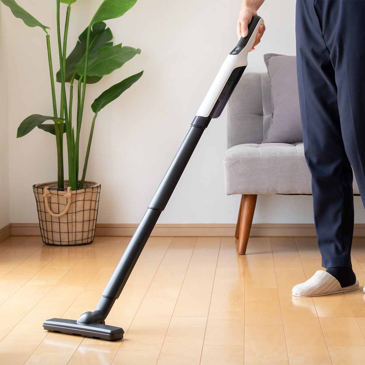 スティッククリーナー 充電式 スティック クリーナー 掃除機 コードレス 小型 コンパクト ミニ掃除機 ハンディ掃除機 軽量 スリム ホワイト シンプル 洗えるフィルター 車 ソファ