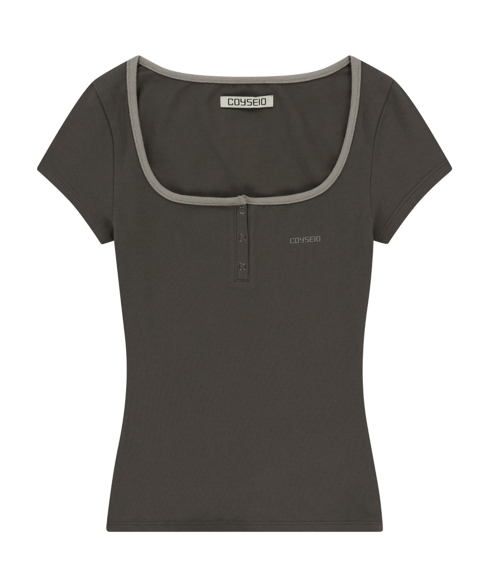 【COYSEIO】 PRONG SNAP MINI LOGO TEE : ASH BROWN