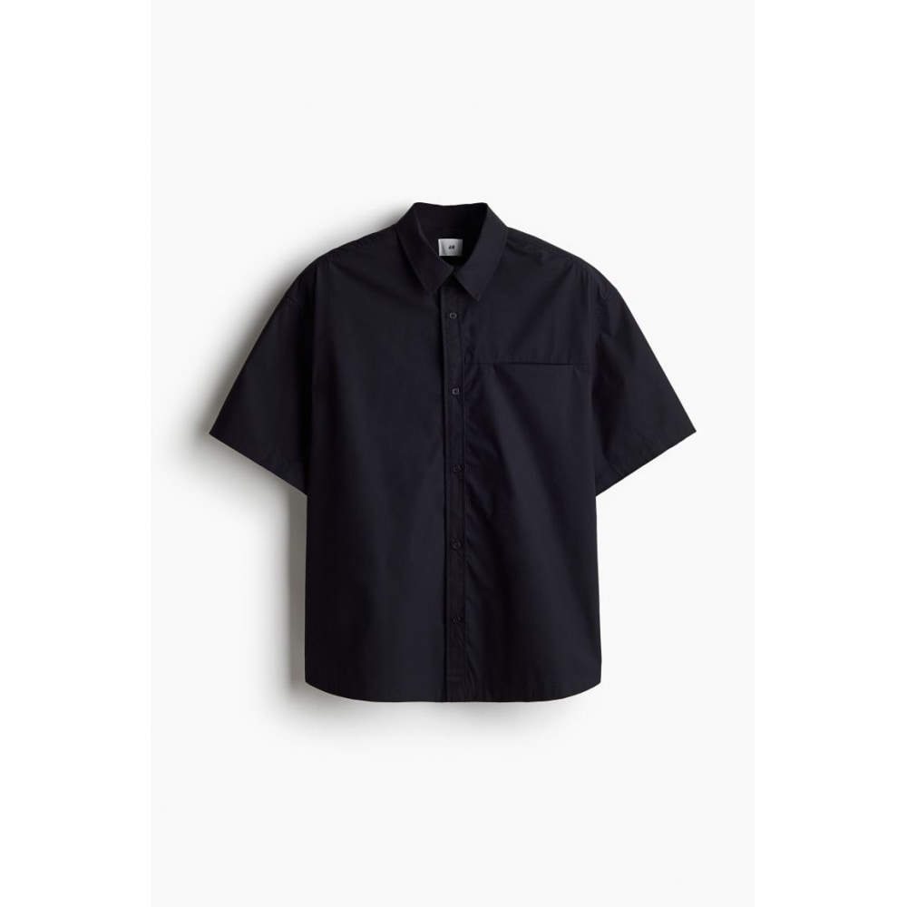 H&M ルーズフィット ショートスリーブシャツ ブラックモデル