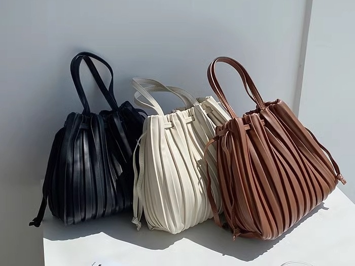 バッグ ショルダー ハンドバッグ 斜めがけ 肩がけ 手持ち 巾着 軽量 レザー 大人可愛い きれいめ シンプル 上品 お洒落 OL 通勤 デート お出かけ 普段使い 白 黒 茶色