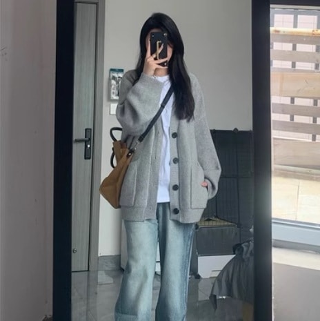 レディース トップス カーディガン ミドル丈 長袖 Vネック ストレート 前開き 大きなボタン ニット 大人可愛い きれいめ カジュアル おしゃれ かっこいい レトロ こなれ感 無地 秋 冬 ルーズ