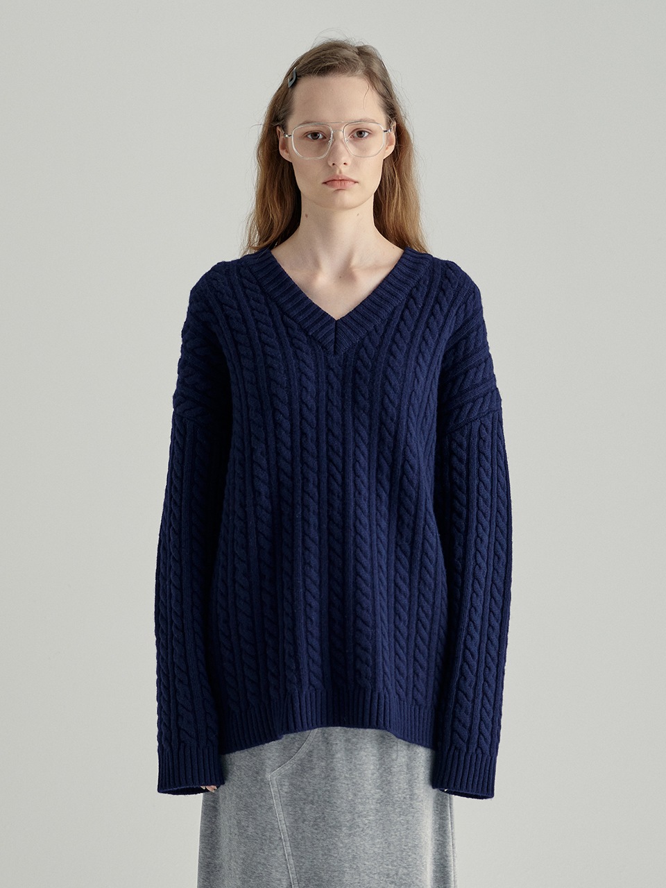 【MARGESHERWOOD】 V-NECK CABLE KNIT : NAVY