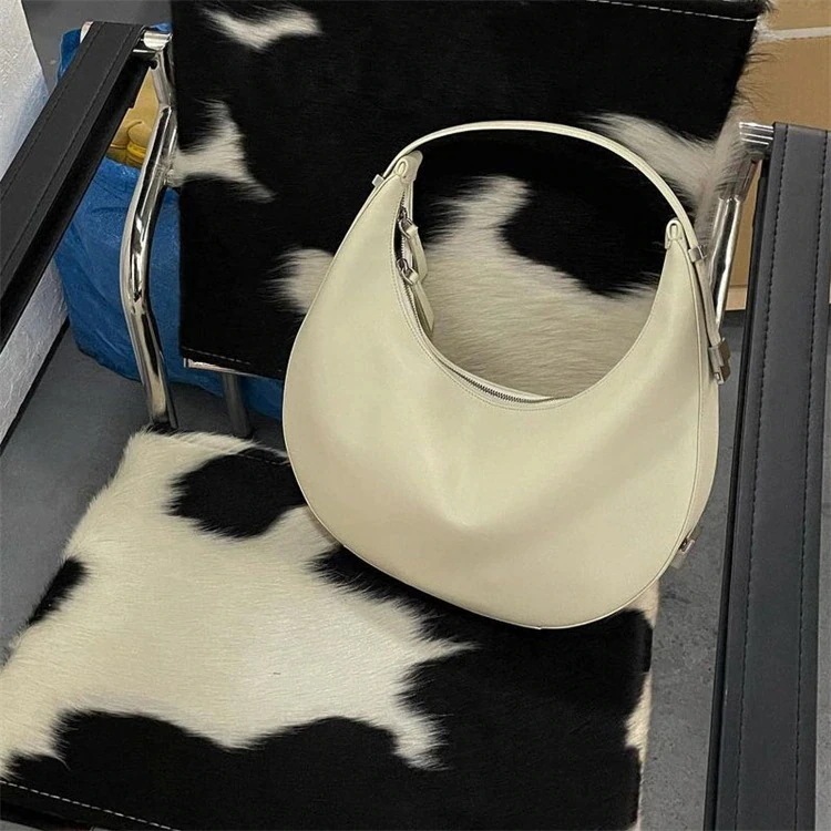 斜めショルダーバッグ 早い者勝ち スモールラウンドバッグ ハーフラウンドバッグ メタルバックル 脇の