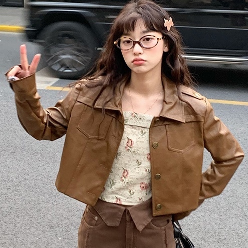 アウター ジャケット レザージャケット 長袖 襟付き 前開き ボタン ショート丈 かわいい 大人可愛い きれいめ シンプル 上品 おしゃれ かっこいい カジュアル レトロ こなれ感 個性的 主役級