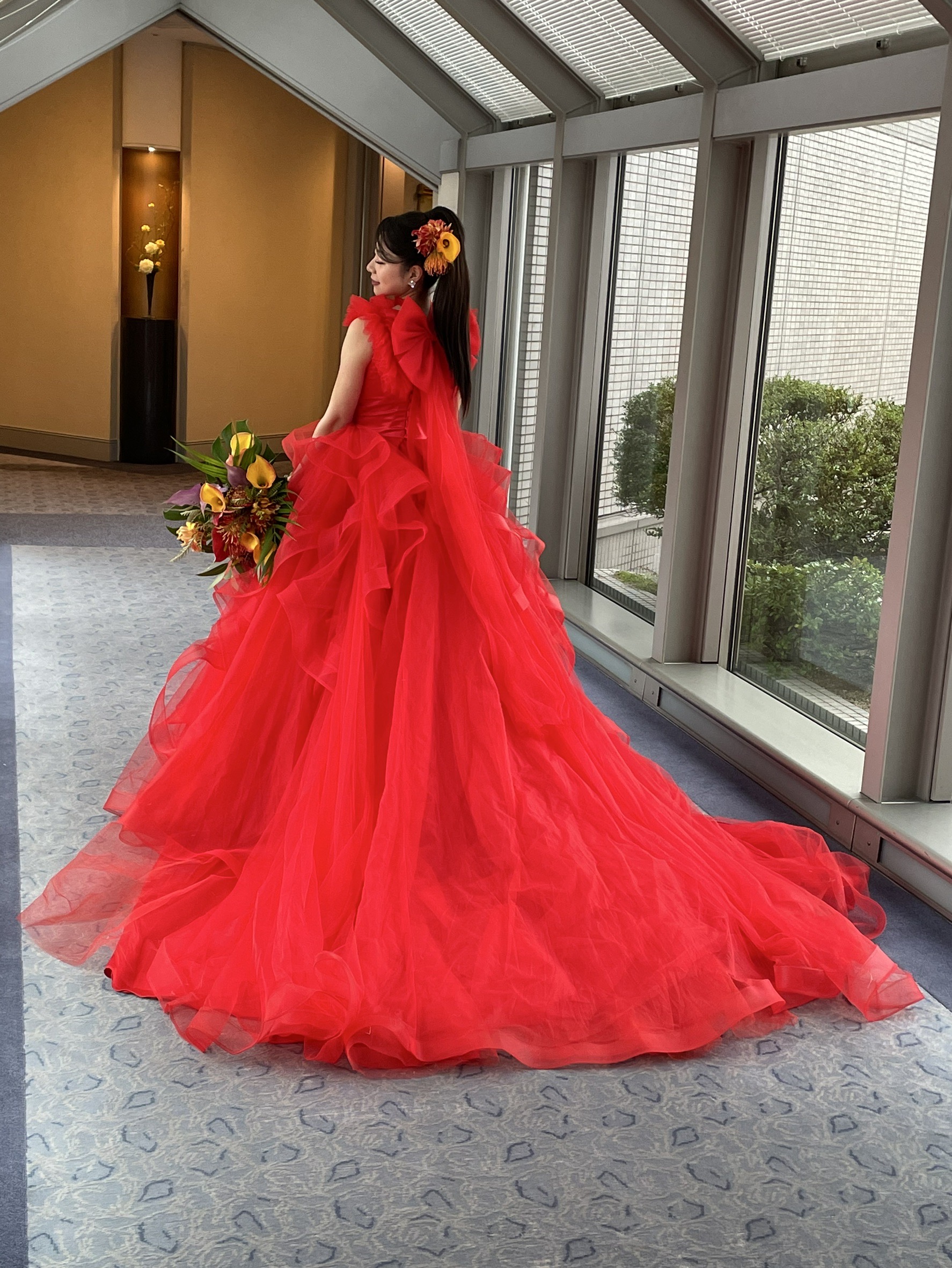 実例写真！ カラードレス 赤 ふっくら柔らかなバックリボン Vネック オンショルダードレス レイヤードドレス