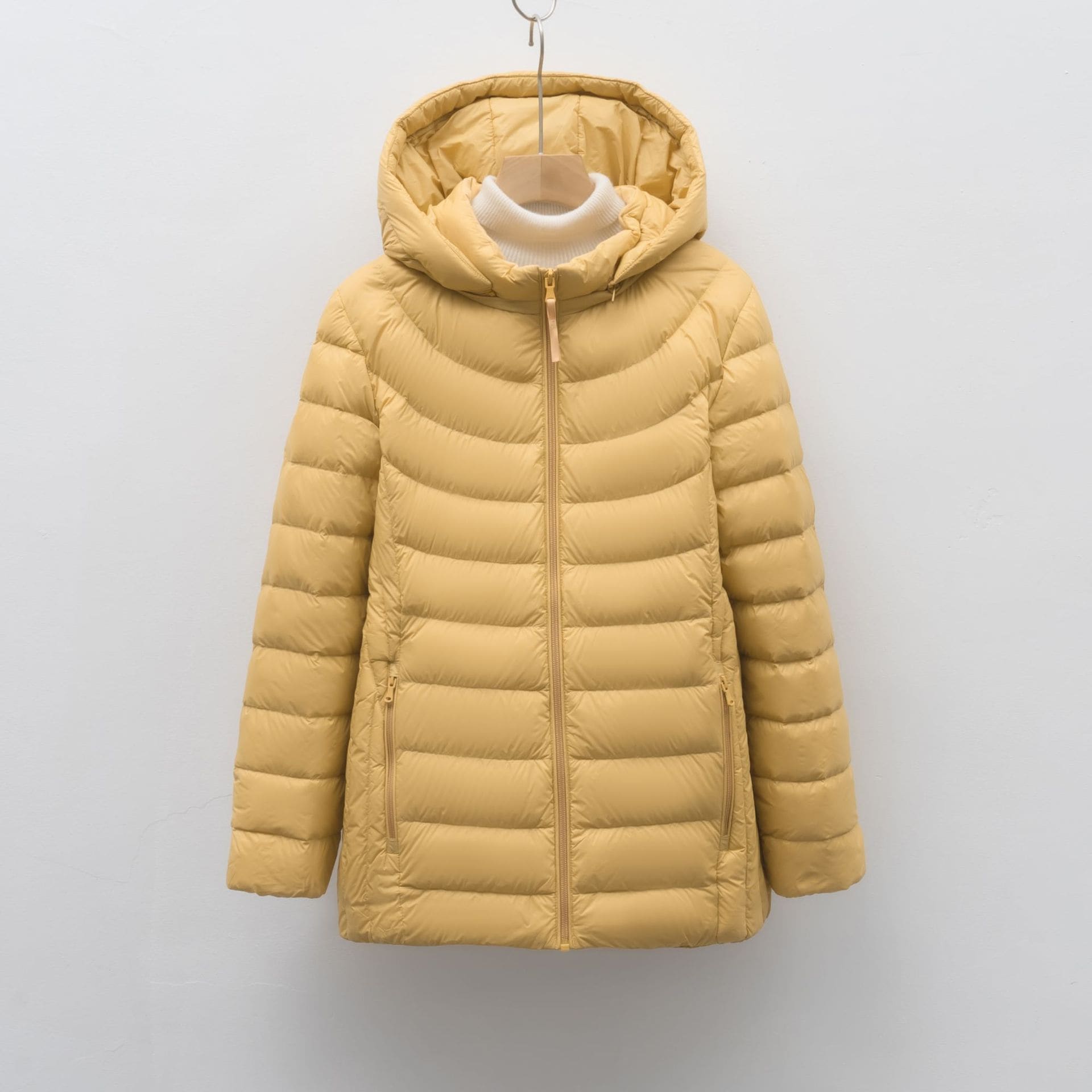 取り外し可能なフードと軽量のホワイトダックダウンを詰めたシンプルな無地のレディース用ダウンジャケットです