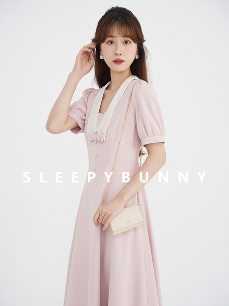 眠そうなウサギのレトロピンクサマーガーリードレス