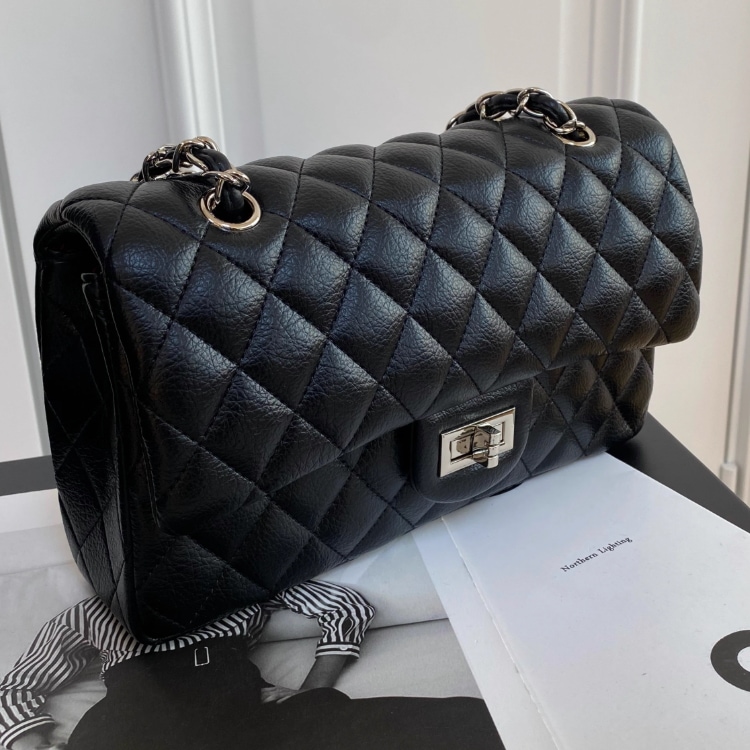 レディース バッグ カバン ショルダー 斜めがけ 肩がけ 手持ち ミニバッグ 軽量 スクエア 四角 チェーン 合成皮革 かわいい 大人可愛い きれいめ シンプル 上品 お洒落 かっこいい こなれ感 7,370円